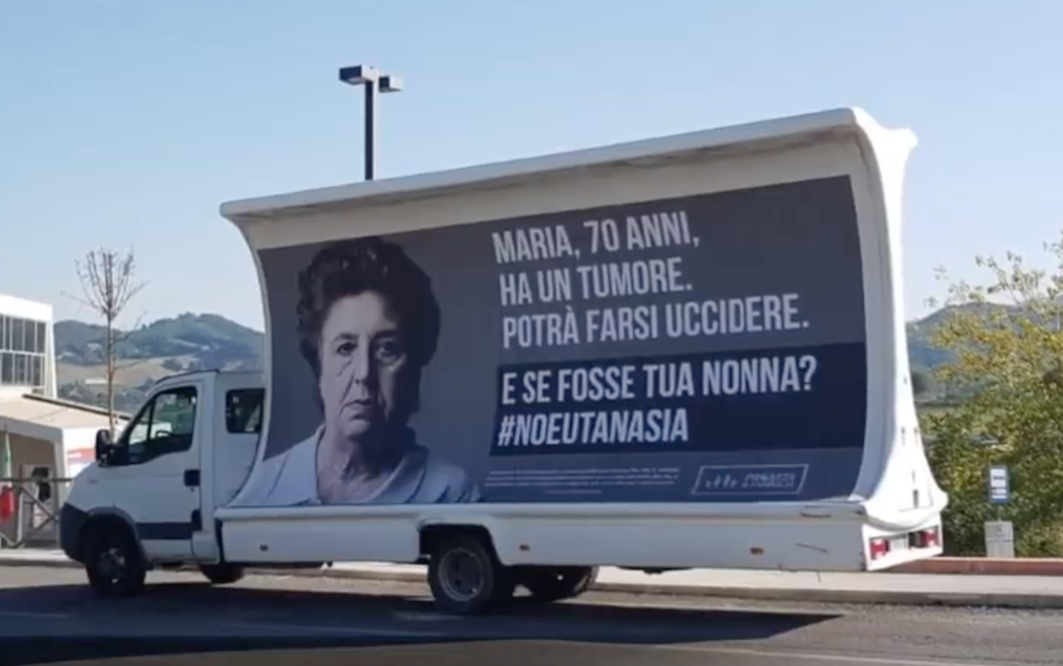 Manifesti contro l’eutanasia. È scontro politico a Jesi 1